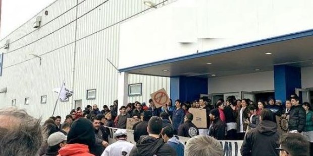 El informe detalló que en abril, los asalariados registrados en el sector privado sumaron 6,2 millones, lo que representa una baja de 0,8 por ciento comparado con marzo y equivale a que se perdieron 50.600 puestos laborales.