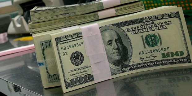Récord: el dólar saltó 21 centavos y trepó a 17,14 pesos