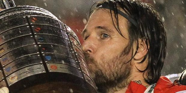 Cavenaghi y su último acto: besando la Copa Libertadores.