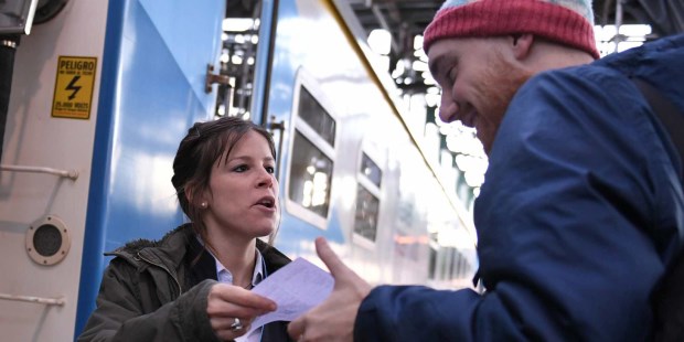 Con una inversión de 1.300 millones de pesos, el tren entre Plaza Constitución y la ciudad de Mar del Plata volvió a circular, con una formación diaria que parará en 12 localidades bonaerenses, luego de dos años de haber permanecido parado a raíz del derrumbe de un puente sobre el río Salado.