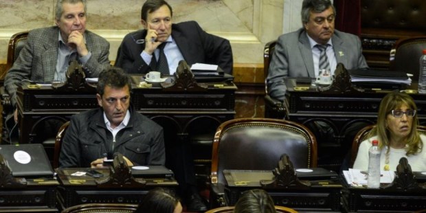 "No sólo vamos a votar el desafuero de De Vido si es que lo pide el juez, sino que tenemos un proyecto presentado hace un año pidiendo su desafuero", enfatizó Massa.