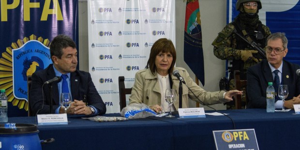La ministra de Seguridad de la Nación, Patricia Bullrich, aseguró que en el "Operativo Chango", los narcos habían ingresado la droga al país camuflada en un doble fondo del tanque de nafta de un auto.