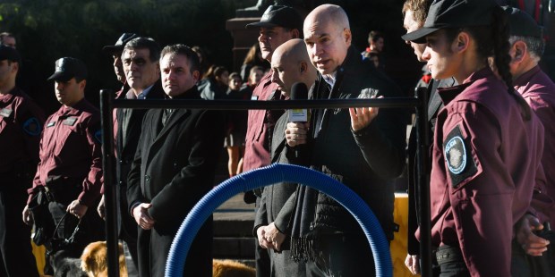 Rodríguez Larreta señaló que "en algunas funciones el acompañamiento y la ayuda del perro es muy importante" para los policías.