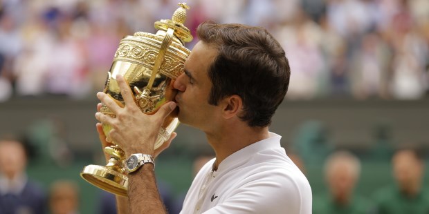 A los 35 años, Federer se convirtió en el más ganador del tradicional certamen inglés (superó al estadounidense Pete Sampras, siete veces campeón) y el más longevo en levantar el trofeo.