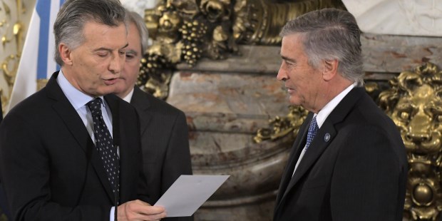 Macri puso en funciones a los nuevos ministros de Educación y de Defensa