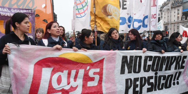Trabajadores de PepsiCo cortaron la 9 de Julio y marcharon al Congreso donde hubo forcejeos con la policía