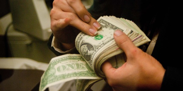 La banca pública salió a frenar el dólar que superó los 18 pesos