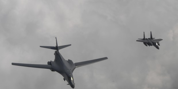 EE.UU. desplegó dos bombarderos estratégicos en Corea del Norte en respuesta al misil