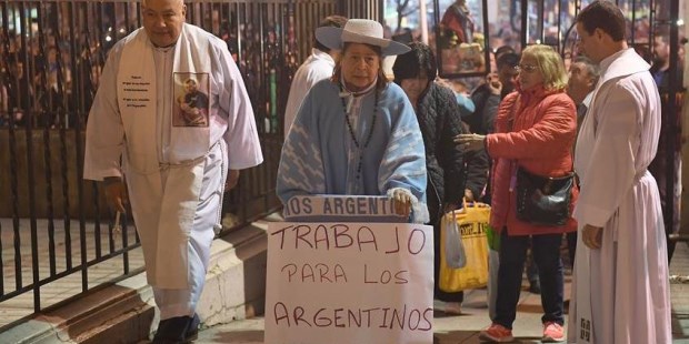 Cientos de fieles se acercaron a Liniers para pedir salud y trabajo a San Cayetano