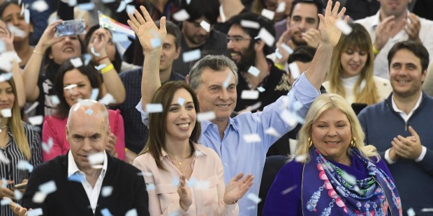 El presidente, Mauricio Macri, afirmó como orador central del acto de cierre de la campaña porteña de Vamos Juntos, en el microestadio de Ferro, que la gestión de Cambiemos no quiere para el país "más parches", ni "ocultar más problemas debajo de la alfombra".