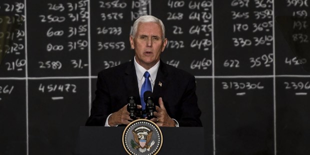 El vicepresidente de los Estados Unidos, Mike Pence, visita la Bolsa de Comercio local como una de las actividades que realiza en el país en el marco de su gira oficial.