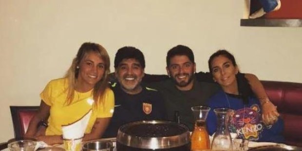 Maradona y Rocío están juntos de nuevo y posaron para una postal familiar