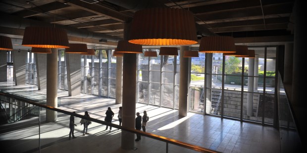 El Nuevo Centro de Exposiciones aprovecha la luz solar con amplios ventanales y ascensores vidriados. (FOTOS GUSTAVO CARABAJAL)