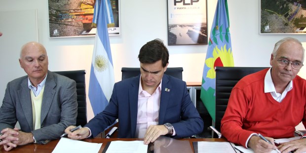 El ministro de Producción, Javier Tizado, y el presidente del Consorcio de Gestión del Puerto, ingeniero José María Dodds, junto al subsecretario de Actividades Portuarias bonaerense, Marcelo Lobosco.