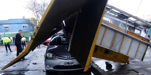La Plata: un temporal con lluvias y granizo dejó destrozos y barrios sin luz
