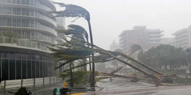'Irma' baja a categoría 2 en la costa de Florida