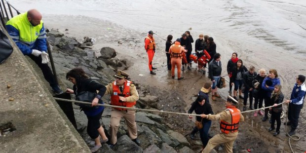 Rescatan a 123 docentes de un catamarán varado en el Río de la Plata a la altura de Olivos