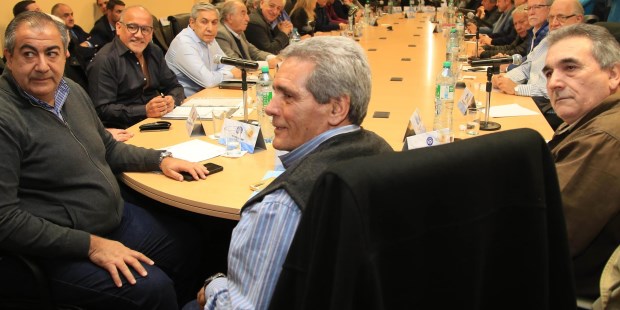 Los triunviros Juan Carlos Schmid, Héctor Daer y Carlos Acuña encabezaron ayer la reunión del Consejo Directivo para definir una estrategia para la próxima reunión con Triaca.