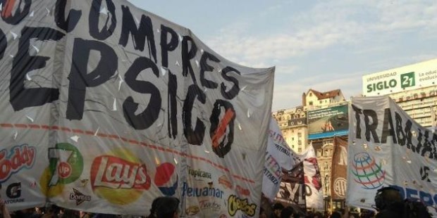 A tres meses del cierre de Pepsico, ex trabajadores protestaron con un corte en el Obelisco