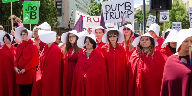 Militantes feministas norteamericanas adoptaron la costumbre de protestar vestidas con los atuendos que usan los personajes de la novela.