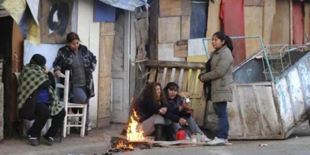 La pobreza bajó al 28,6% durante el primer semestre del año, según el Indec