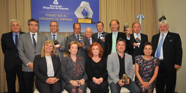 Ganadores y jurados reunidos por ADE para la foto final del acto de premiación. FOTO GUSTAVO CARABAJAL