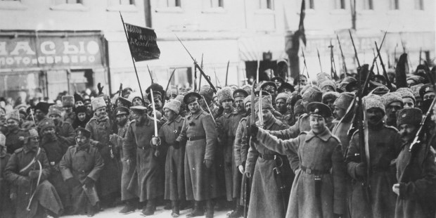Soldados se rebelan en Petrogrado con el eslogan "Fuera la monarquía", durante la revolución de febrero.