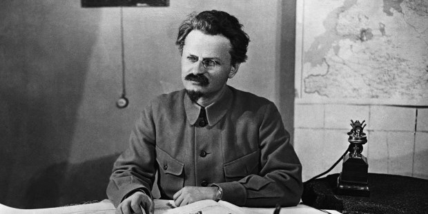 Lev Davidovich Bronstein, más conocido como León Trotsky, llamaba a terminar con el "palabrerío sobre la santidad de la vida".