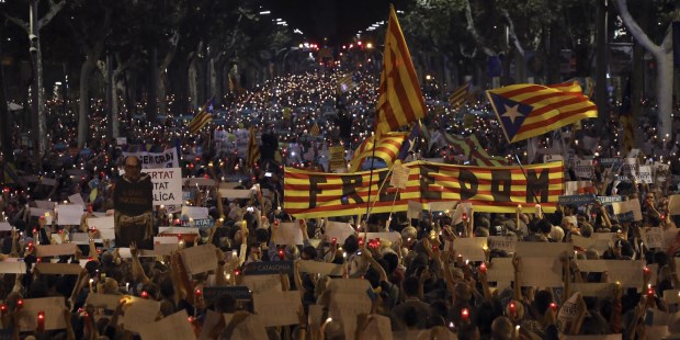 Una multitud protestó contra el encarcelamiento de dos líderes sociales en Barcelona.