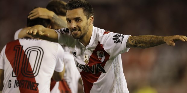 Nacho Scocco no apareció mucho en la noche, pero en una de ellas quebró a Lanús para que River festeje.