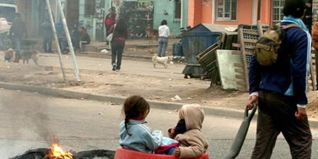 En la Argentina también muchísimos niños mueren antes, sufren desnutrición, violencia y abandono como condiciones irreversibles; no tienen agua potable ni otras condiciones de vida digna, ni van a la escuela.