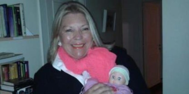 Carrió celebró la detención de Boudou con una foto de su muñeca, "Republiquita"
