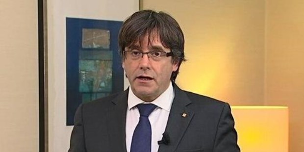 Puigdemont desafía a Rajoy con un plebiscito