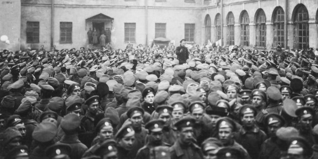 Efectivos de los regimientos granaderos aguardan el arribo de Lenin cerca de las barracas de San Petersburgo.