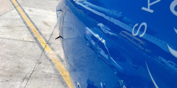 Un drone golpeó a un avión de Aerolíneas que aterrizaba en Aeroparque