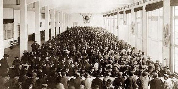 Una multitud en el comedor de inmigrantes a comienzos del siglo XX.