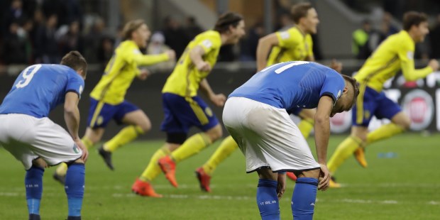 Una imagen que resume lo sucedido en Milán. La frustración italiana y la alegría sueca.