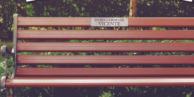 Homenajean a seres queridos con 50 placas en los bancos del Rosedal