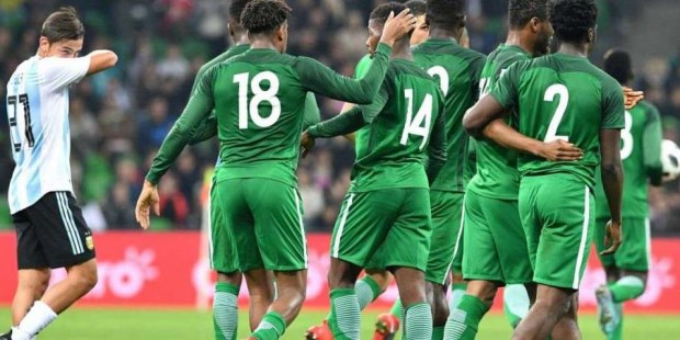 El festejo de Nigeria, la desazón de Dybala. La postal final del partido.