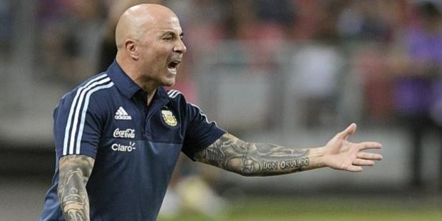 Para sostener su propuesta ofensiva, Sampaoli forma un equipo descompensado.