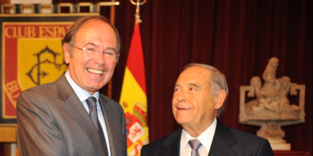 El presidente del Senado español, Pío García-Escudero,con Florencio Aldrey, director de La Prensa.