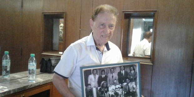 Sanfilippo, en su departamento del barrio de Caballito, con el cuadro que registra una de las visitas a Perón en la casa de Gaspar Campos.