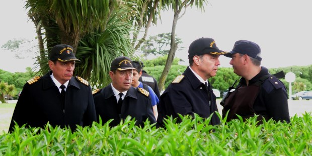 Se apunta a un posible "desperfecto eléctrico" y que el submarino "está en superficie"