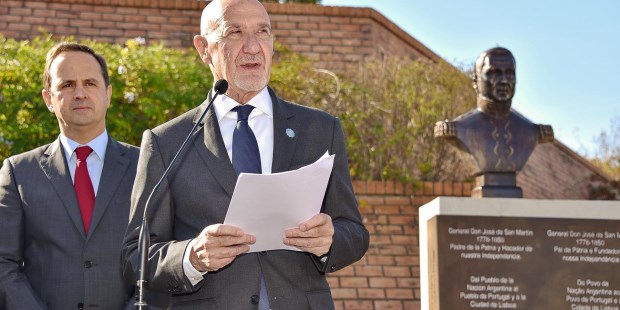 El embajador argentino en Portugal, Oscar Moscariello, dejó inaugurado un busto del General José de San Martín en una zona de Lisboa bautizada Rotonda de la República Argentina.