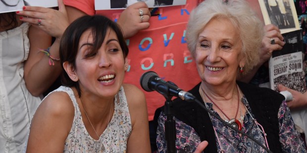 La titular de Abuelas de Plaza de Mayo, Estela de Carlotto, presenta a la nieta recuperada 126,Vanesa, nombre que eligieron sus padres Edgardo Garnier y Violeta Ortolani, desaparecidos en la dictadura cívico-militar.
