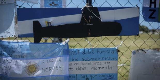 En la entrada de la Base Naval de Mar del Plata continúan apareciendo mensajes y dibujos en banderas en homenaje a los 44 tripulantes del submarino ARA San Juan.