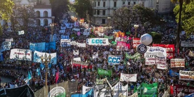 Movimientos sociales volverán a marchar por el centro porteño en contra de las reformas del Gobierno