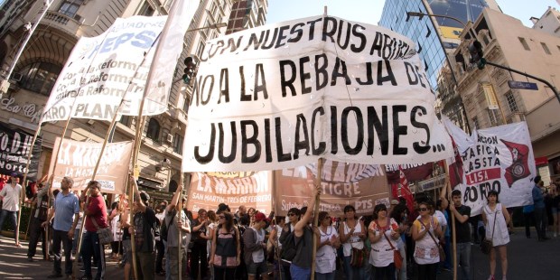 Marcha al Congreso Nacional para protestar contra la reforma previsional.