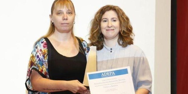 El multimedios La Capital entregó el premio de "Cultura e historia" a Alejandra Beresovsky de La Voz del Interior.