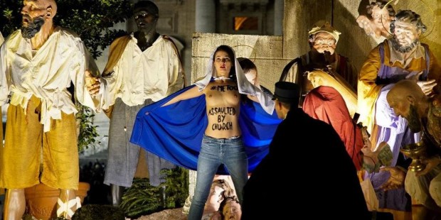 Una activista feminista semidesnuda intentó robar la escultura del Niño Jesús en el Vaticano